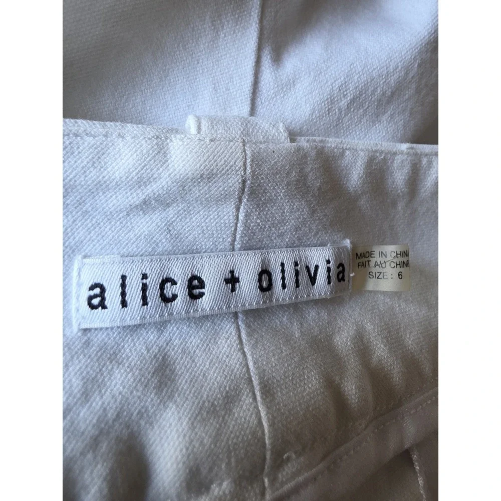 Alice + Olivia Shorts Size 6 White Solid Cotton Women Casual Chino